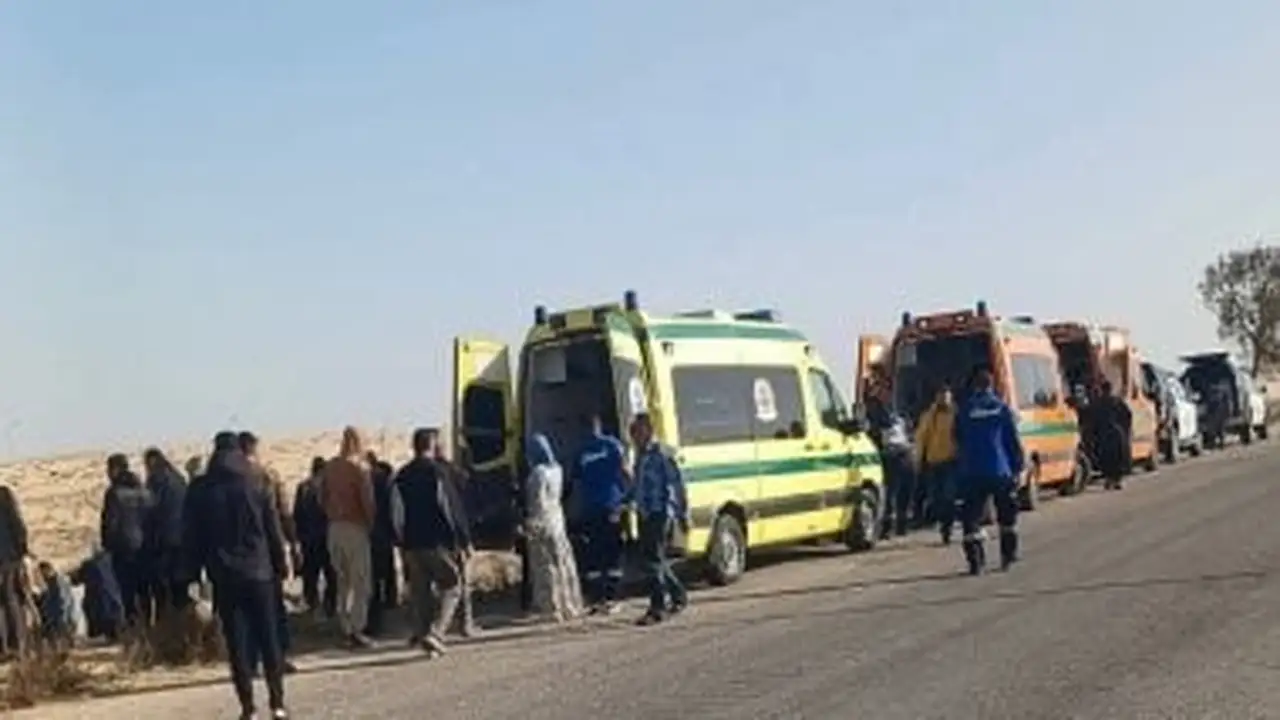 انقلاب سيارة بطريق مصر الإسماعيلية الصحراوي يتسبب في إصابة 5 من أسرة واحدة